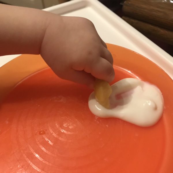Kleinkind isst Kartoffeln