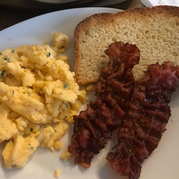 Frühstück mit Rührei und Bacon