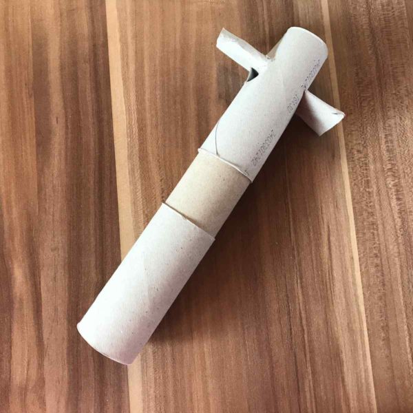 Mast aus Toilettenpapierrollen bauen