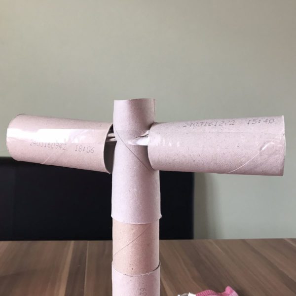 Befestigung für Segel aus Toilettenpapierrollen bauen