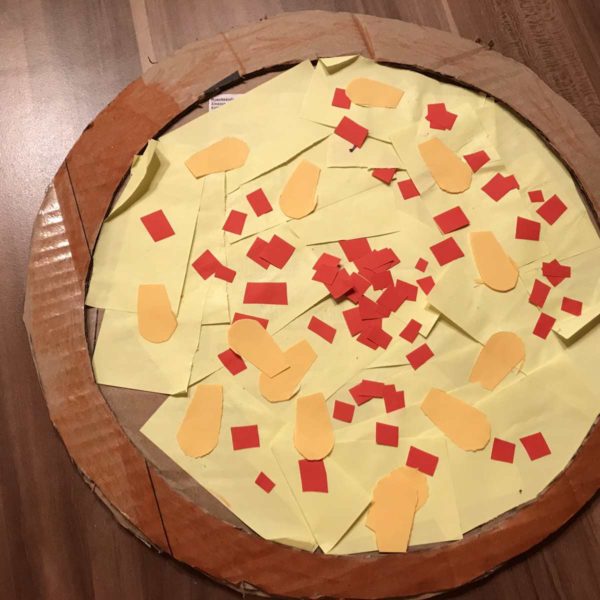 Pizza aus Papier gebastelt