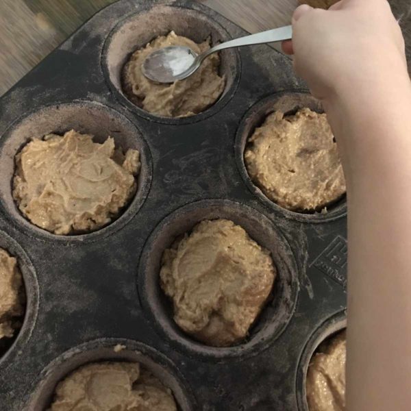 Kind backt Muffins