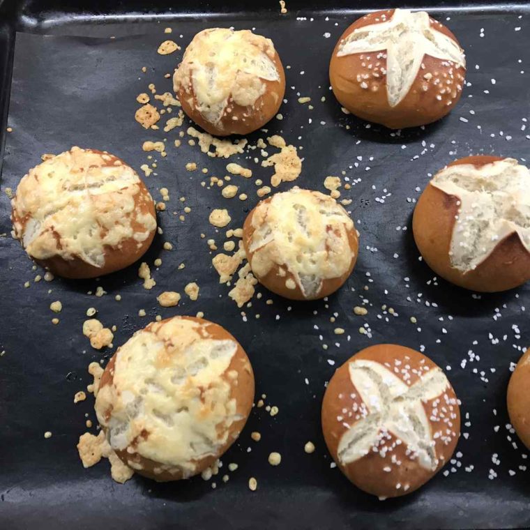 Laugenbrötchen ganz einfach selber backen - Mama Maus Blog