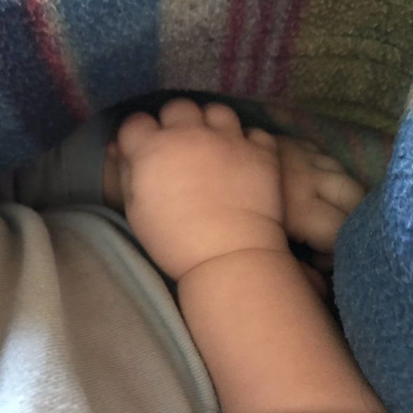Händchen halten beim fiebernden Kleinkind