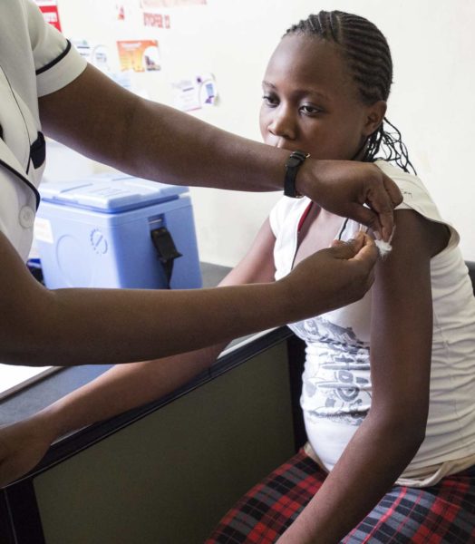 Pampers für UNICEF - schwangere Frau wird gegen Tetanus geimpft