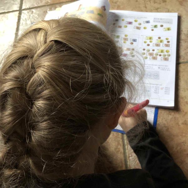 Kind macht Hausaufgaben
